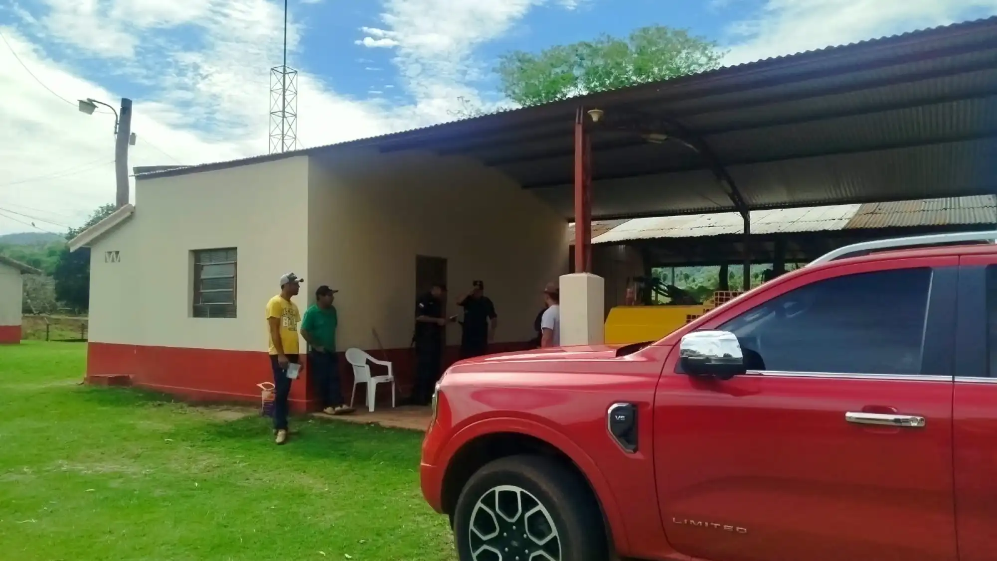 Grupo armado irrumpe en una estancia, roba 14 armas, celulares y motocicletas en Yby Yaú Grupo armado irrumpe en una estancia, roba 14 armas, celulares y motocicletas en Yby Yaú