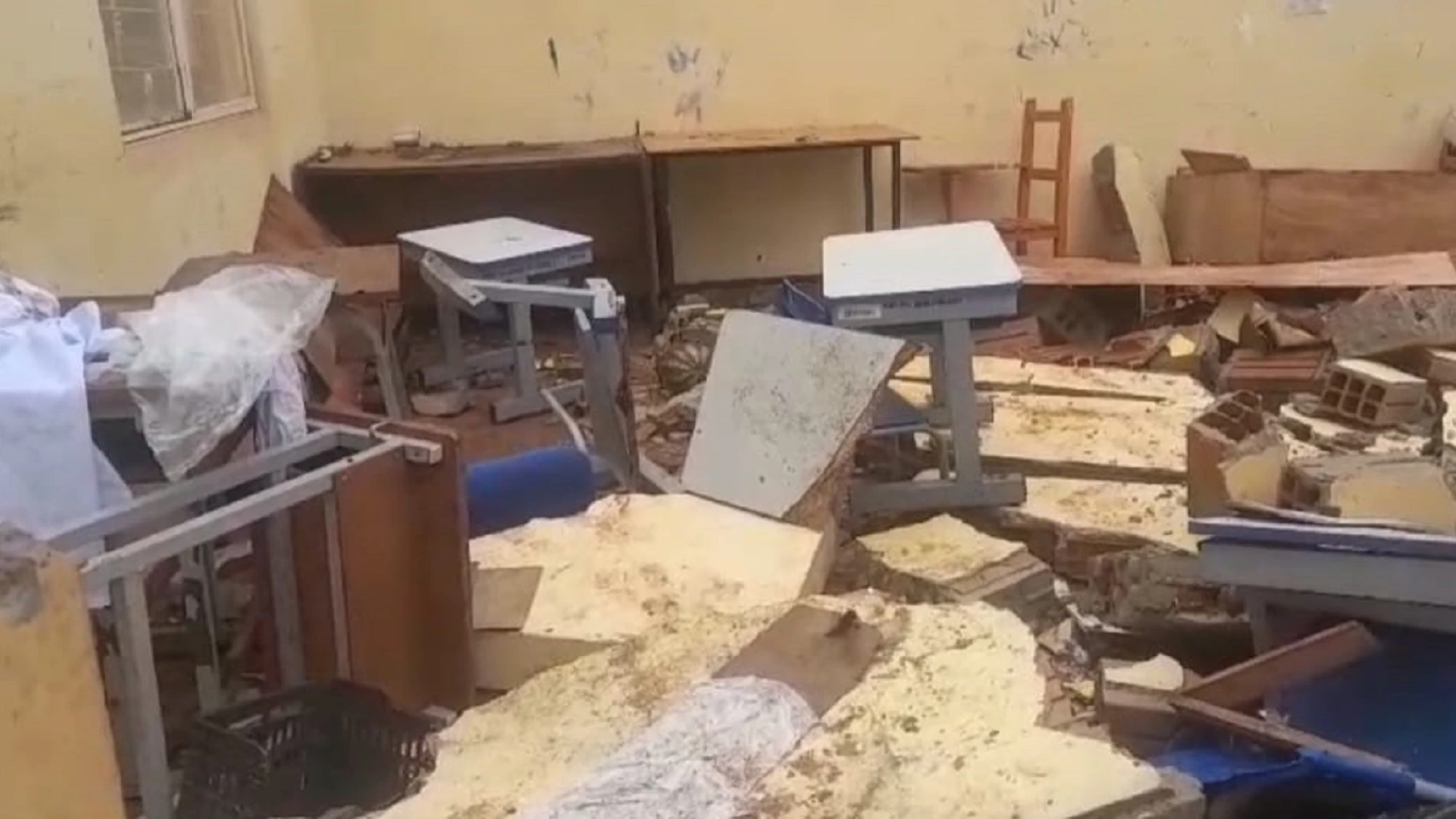 Temporal destruye aulas en escuela de Piro’y y deja a más de 100 alumnos sin lugar para estudiar Temporal destruye aulas en escuela de Piro’y y deja a más de 100 alumnos sin lugar para estudiar